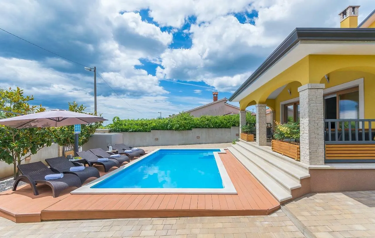 פורץ Villa Mala