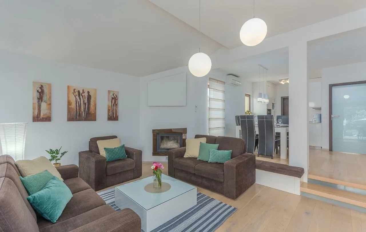 פורץ Villa Mala
